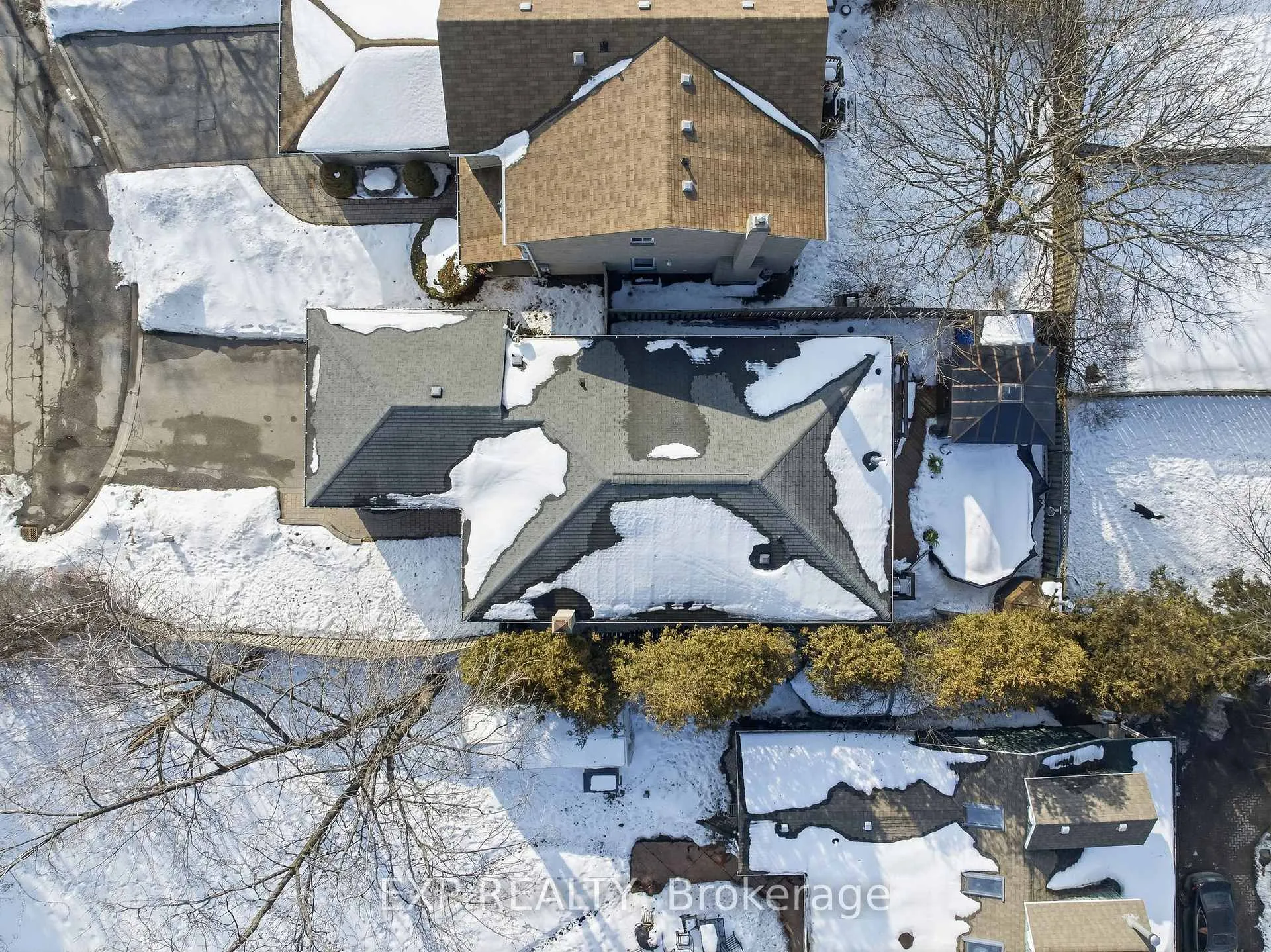 Photo 3 of 32 Bird Crescent, Ajax, Central — HOMEH