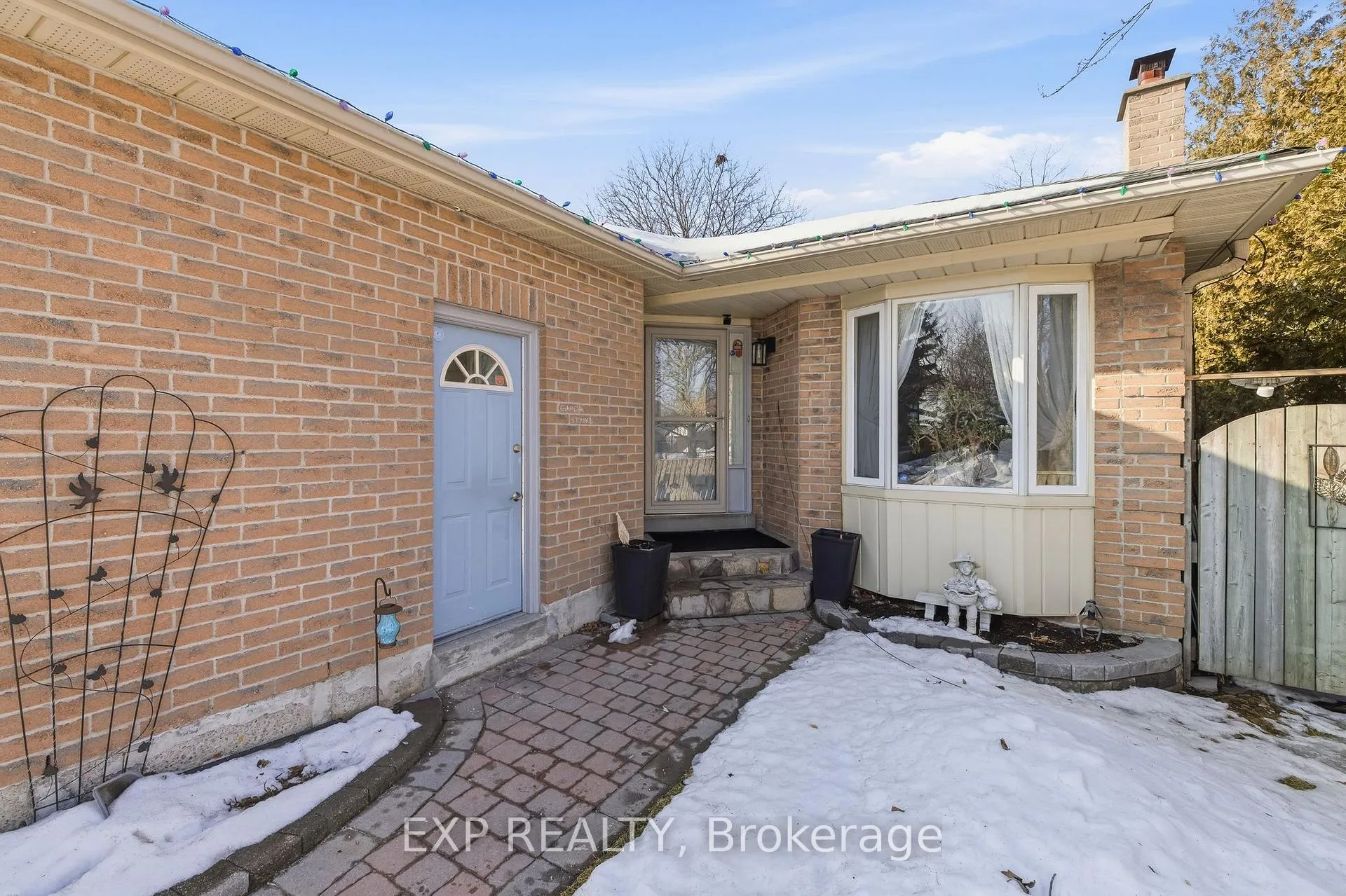 Photo 4 of 32 Bird Crescent, Ajax, Central — HOMEH