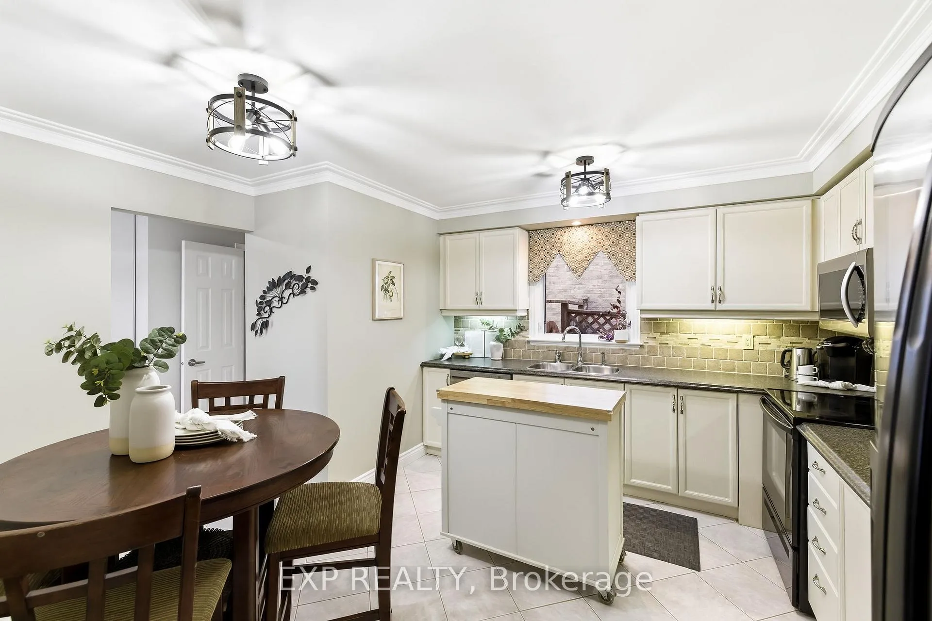 Photo 11 of 32 Bird Crescent, Ajax, Central — HOMEH