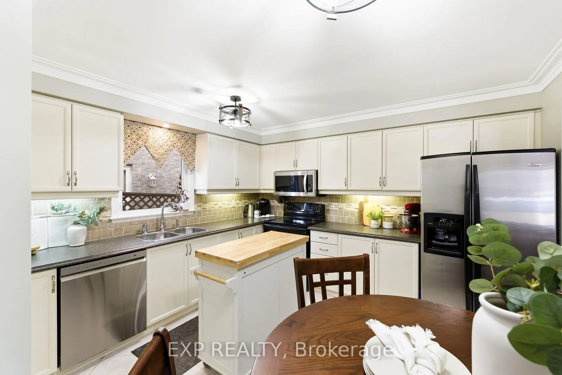 Photo 15 of 32 Bird Crescent, Ajax, Central — HOMEH