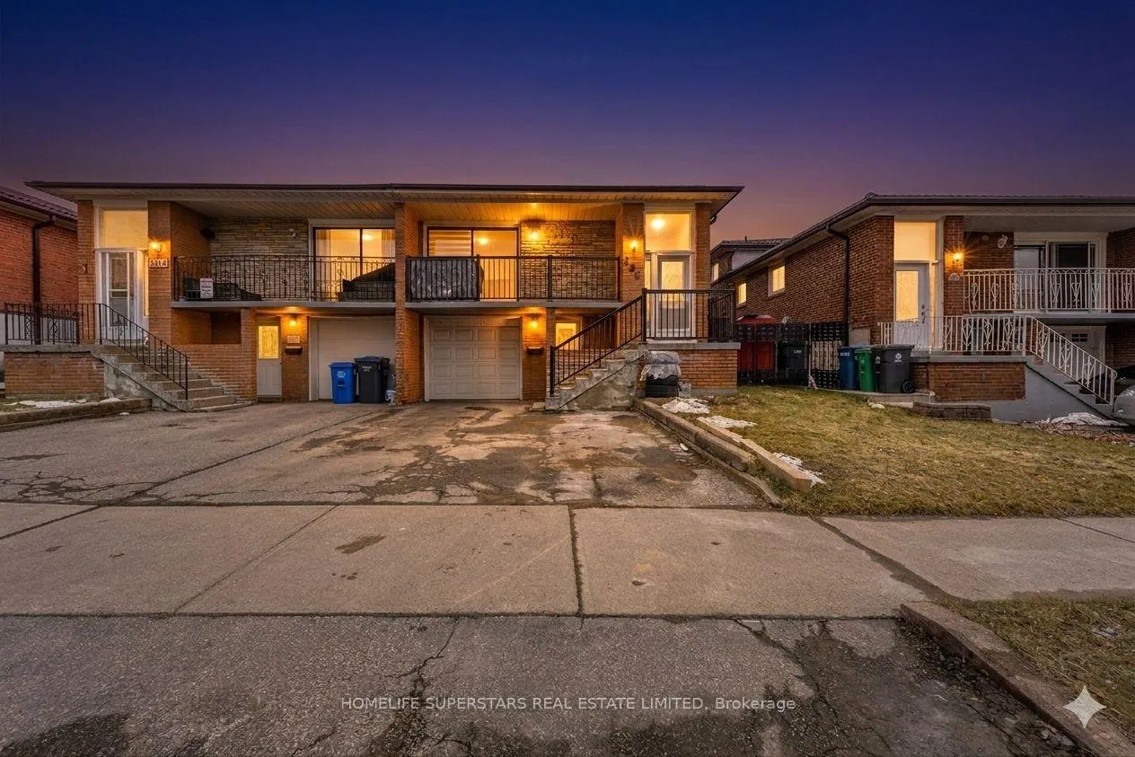 Front of 306 Royal Salisbury Way