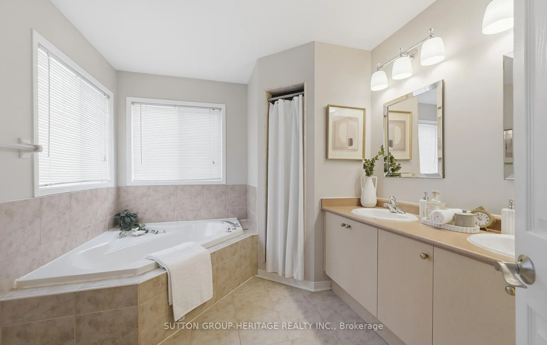 Photo 16 of 1423 Ashgrove Crescent, Oshawa, Pinecrest — HOMEH
