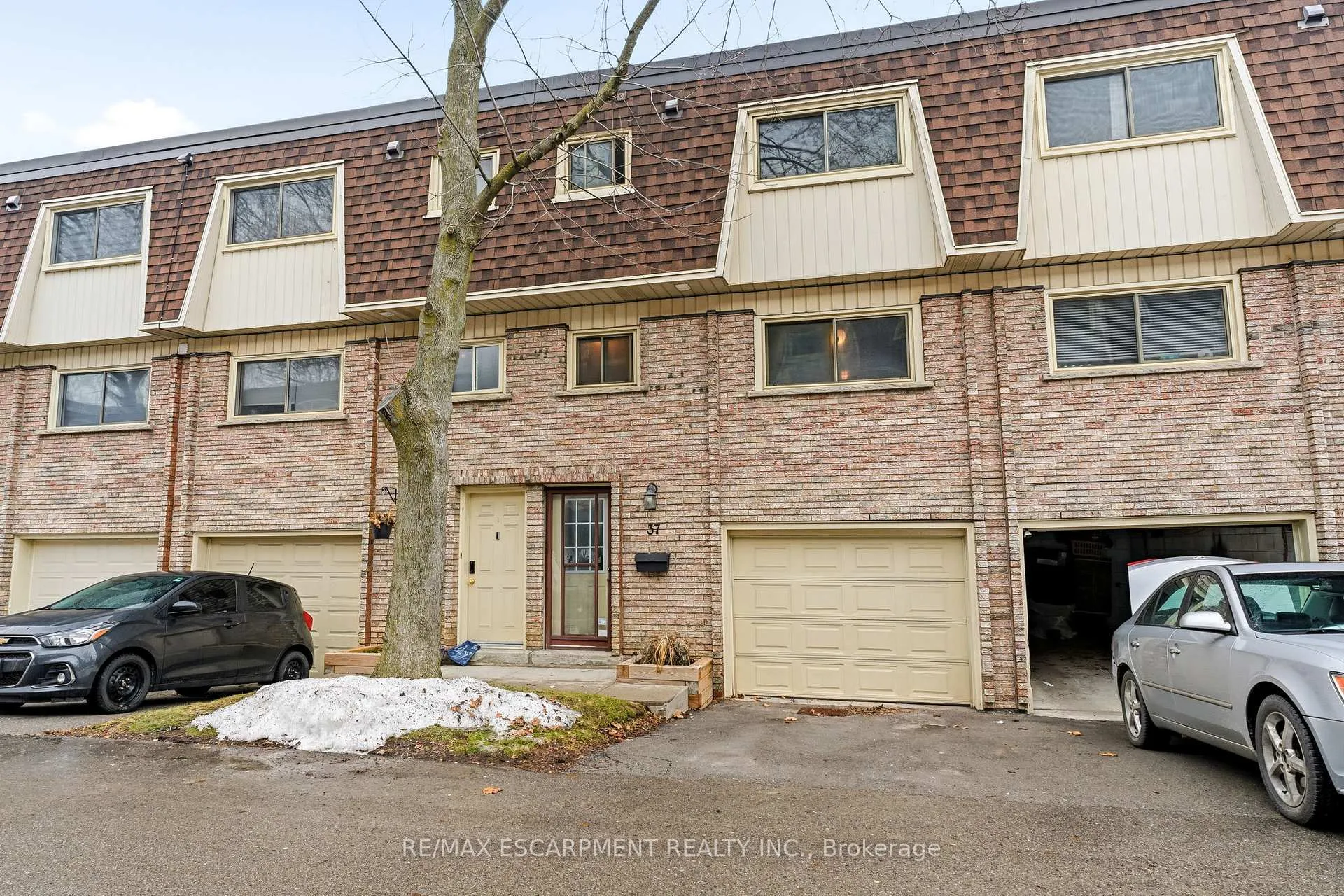 Photo 2 of Unit 37, 125 Bonaventure Drive, Hamilton, Gilbert — HOMEH