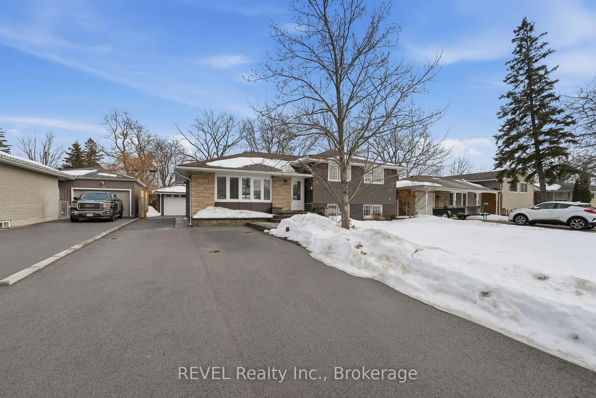 Photo 3 of 13 Crestcombe Road, St. Catharines, Ridley — HOMEH