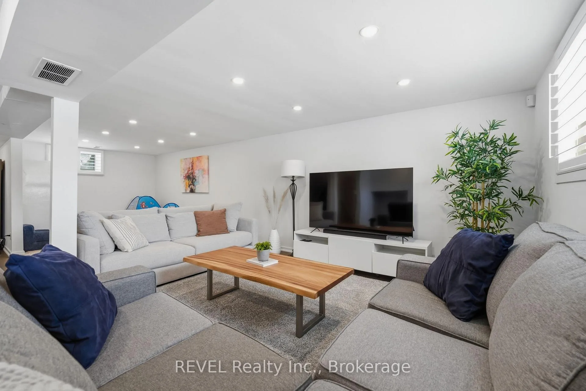 Photo 27 of 13 Crestcombe Road, St. Catharines, Ridley — HOMEH