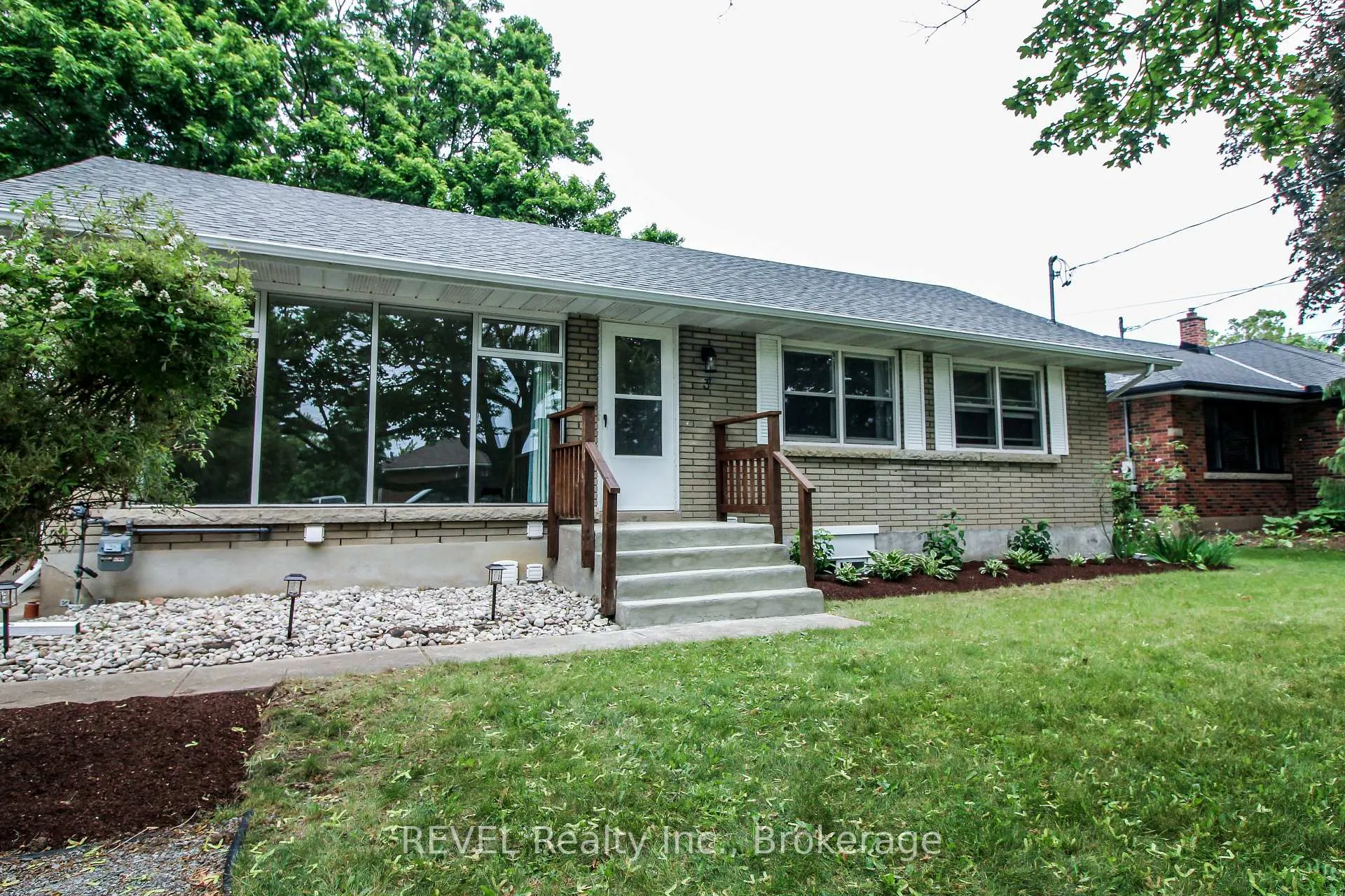 Photo 1 of 3 Whiteoak Drive, St. Catharines, Bunting/Linwell — HOMEH