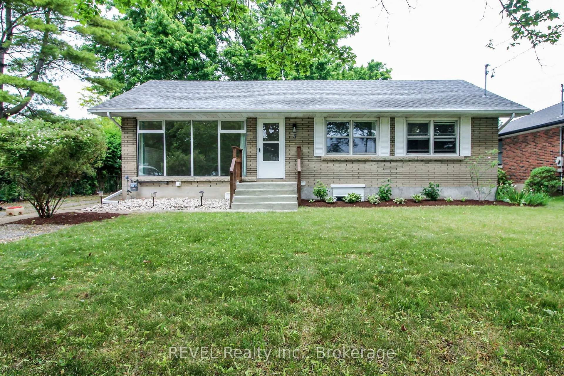 Photo 2 of 3 Whiteoak Drive, St. Catharines, Bunting/Linwell — HOMEH