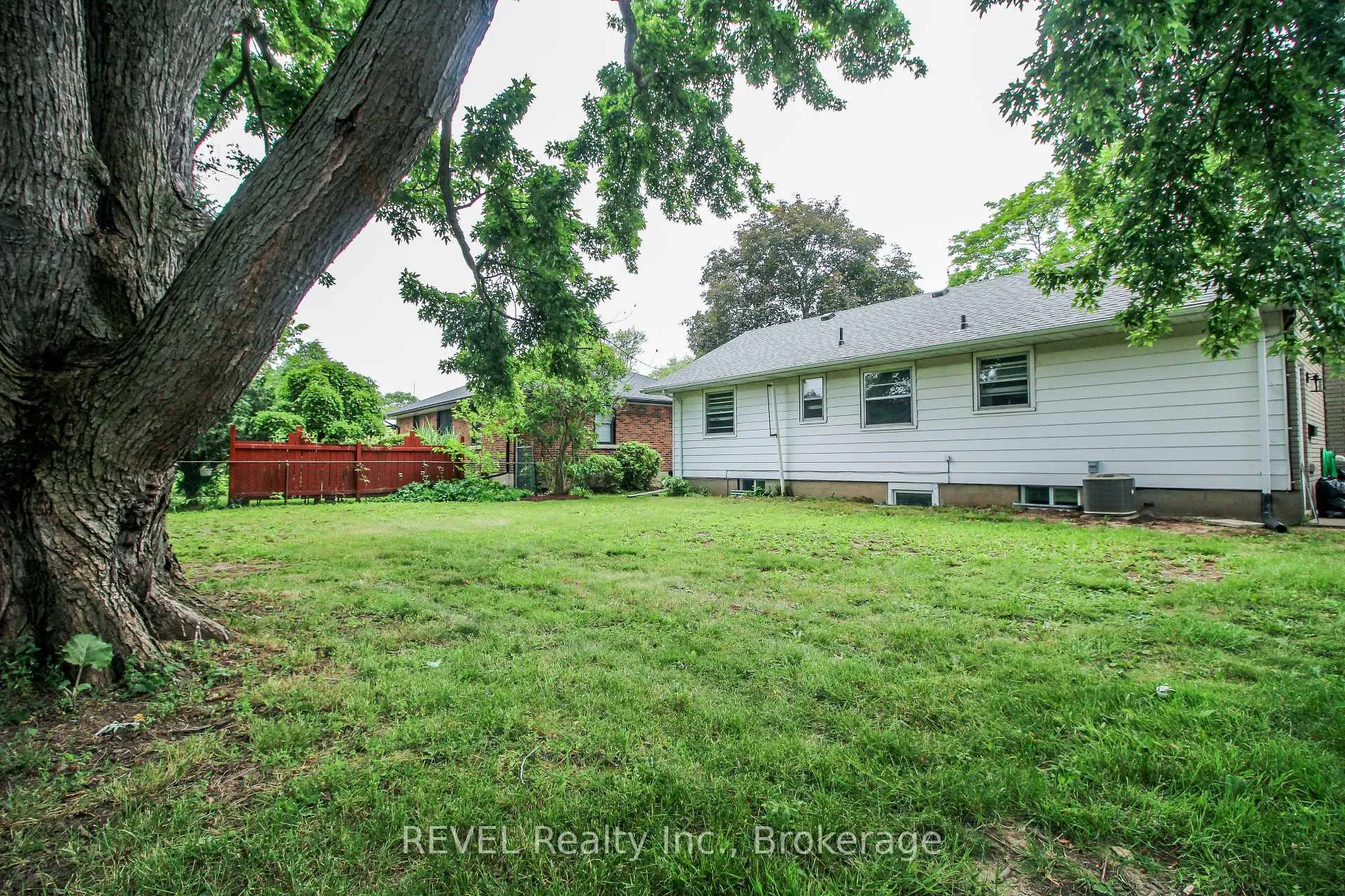 Photo 3 of 3 Whiteoak Drive, St. Catharines, Bunting/Linwell — HOMEH