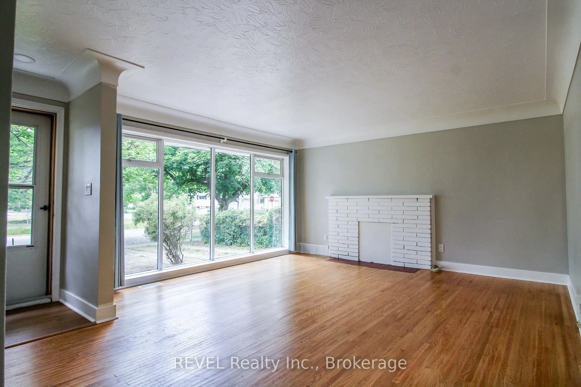 Photo 4 of 3 Whiteoak Drive, St. Catharines, Bunting/Linwell — HOMEH