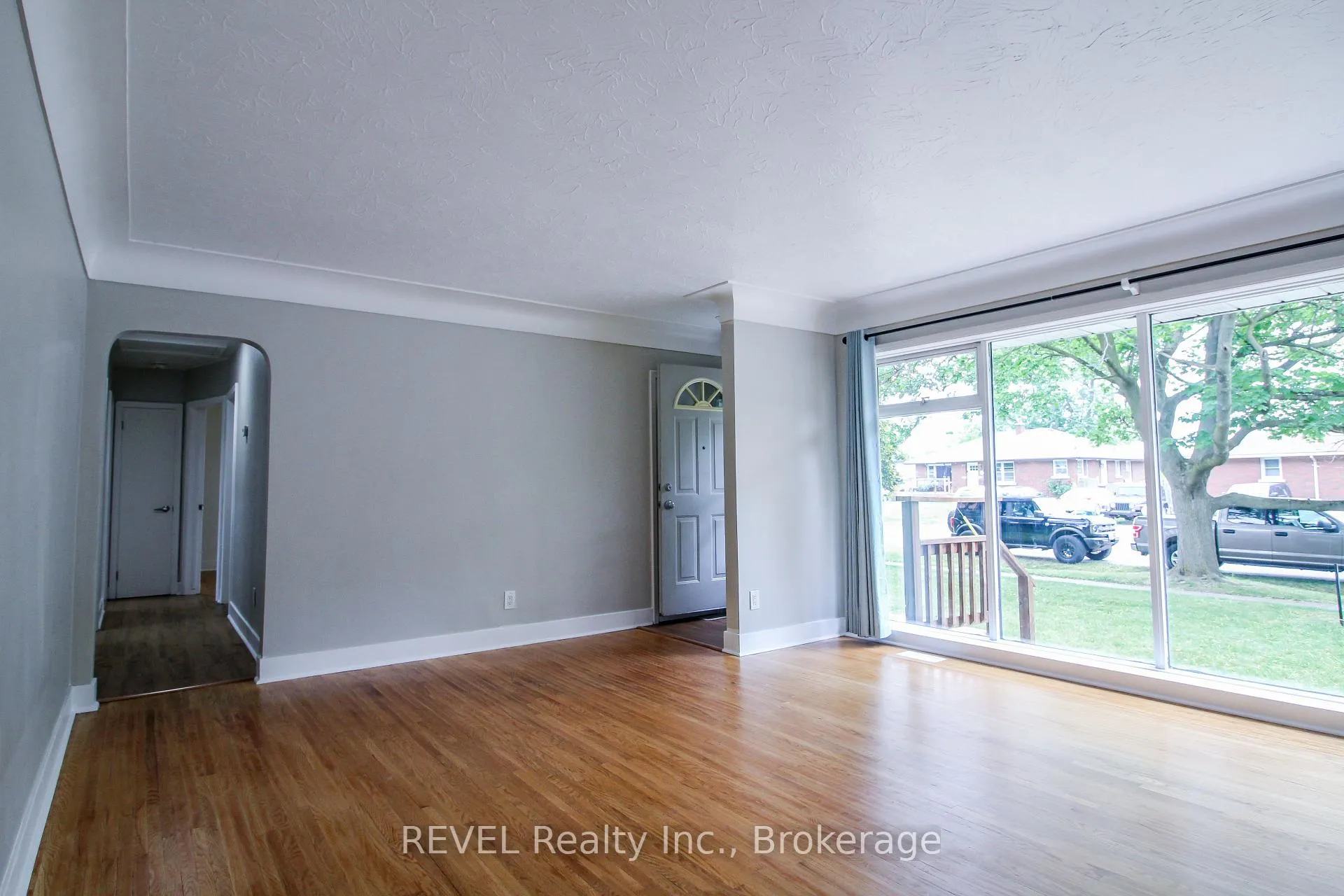 Photo 5 of 3 Whiteoak Drive, St. Catharines, Bunting/Linwell — HOMEH