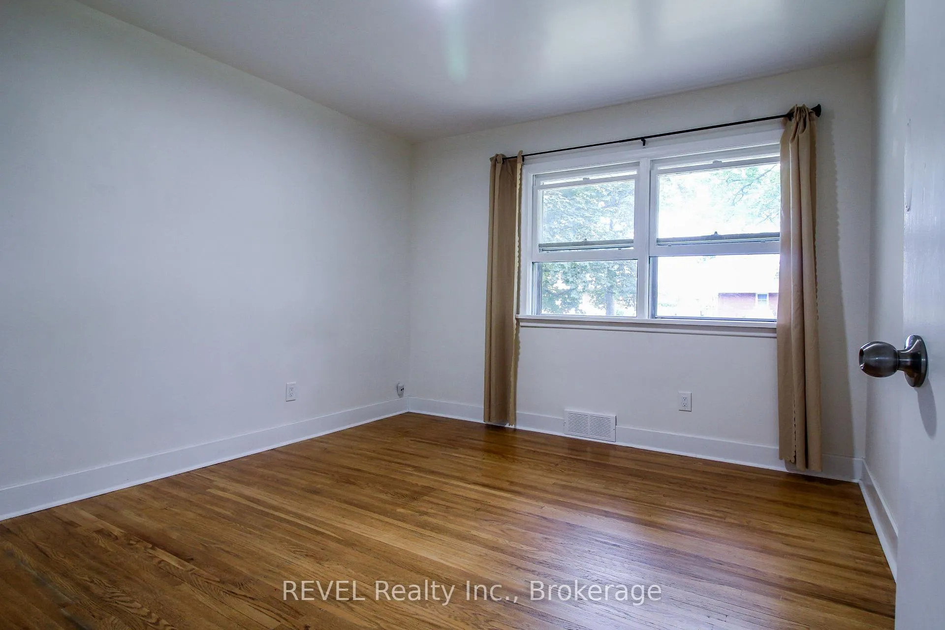 Photo 13 of 3 Whiteoak Drive, St. Catharines, Bunting/Linwell — HOMEH