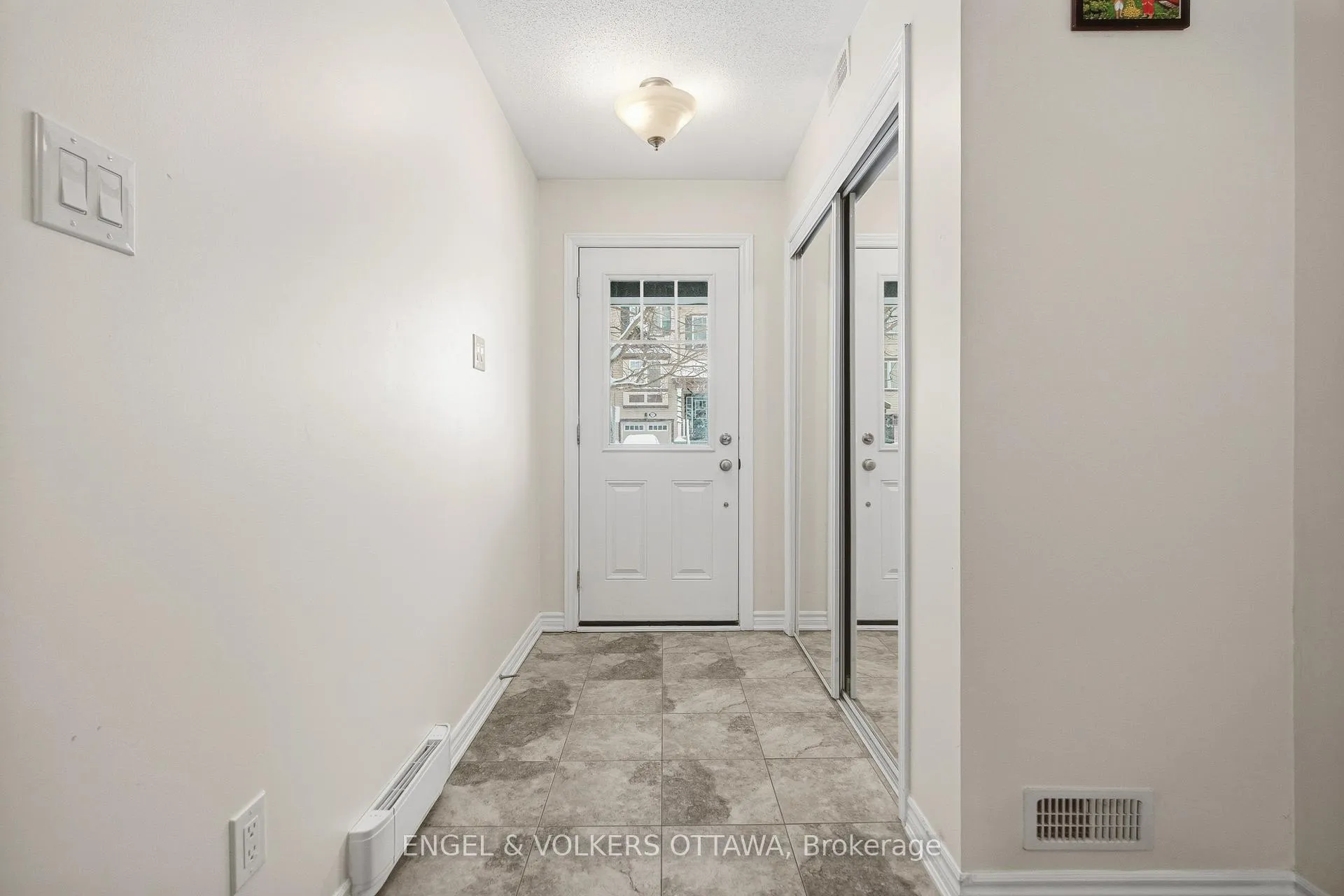 Photo 3 of 476 Coldwater Crescent, Ottawa, Kanata - Emerald Meadows/Trailwest — HOMEH