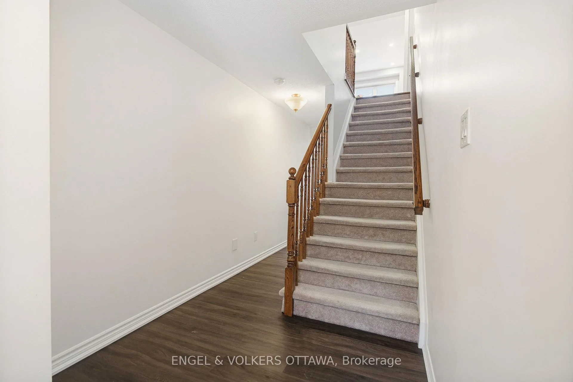 Photo 4 of 476 Coldwater Crescent, Ottawa, Kanata - Emerald Meadows/Trailwest — HOMEH