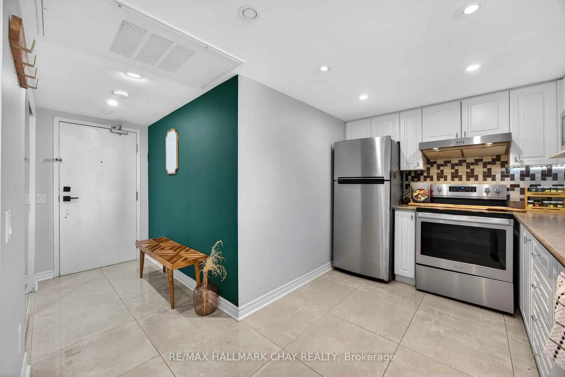 Photo 3 of Unit 508, 160 Wellington Street E, Aurora, Aurora Village — HOMEH