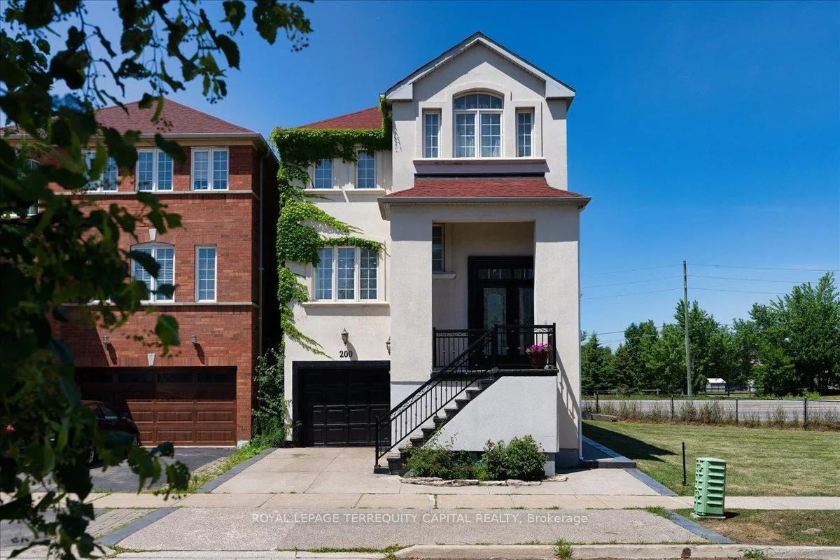 Photo 2 of 200 Yellowood Circle, Vaughan, Maple — HOMEH