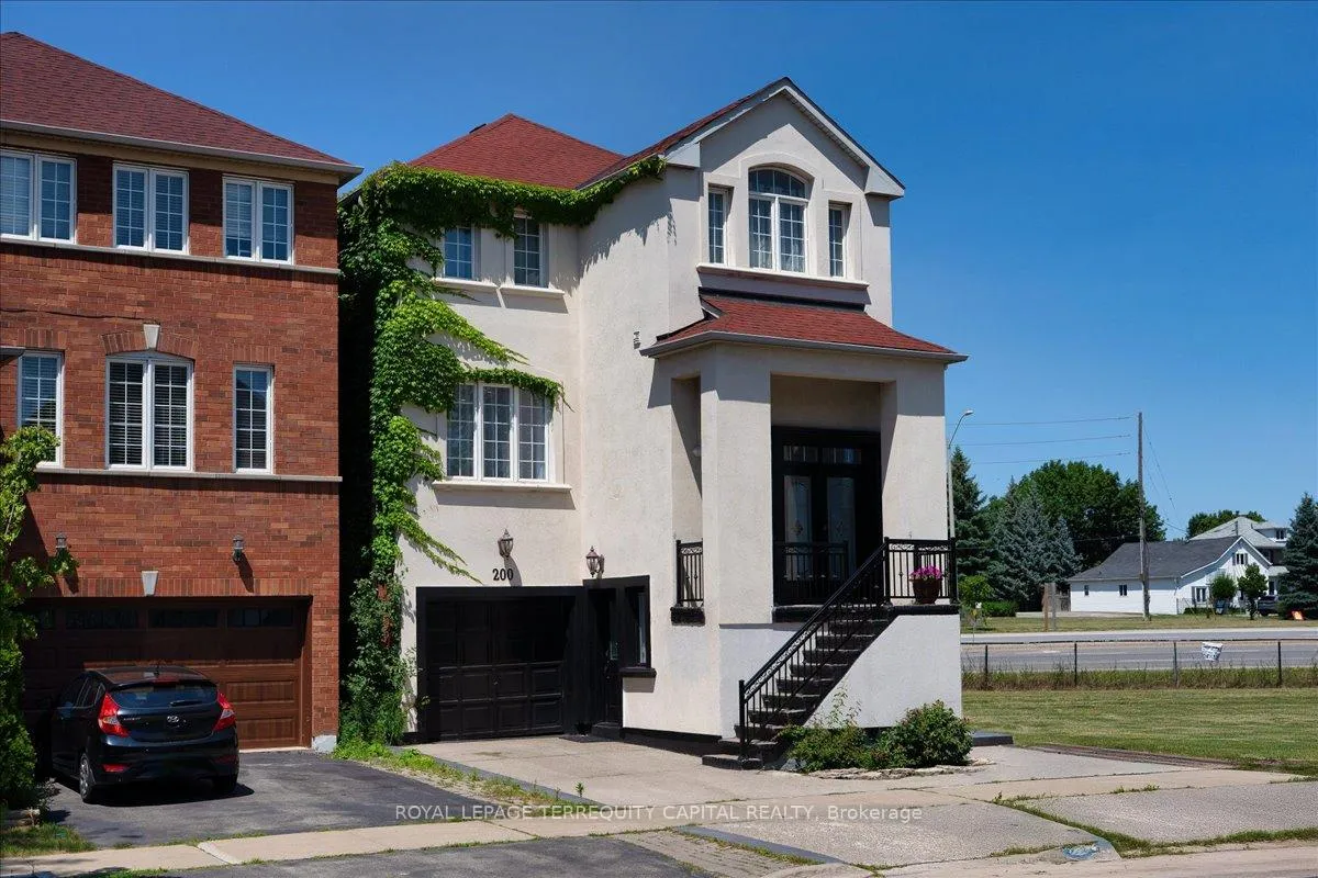 Photo 3 of 200 Yellowood Circle, Vaughan, Maple — HOMEH