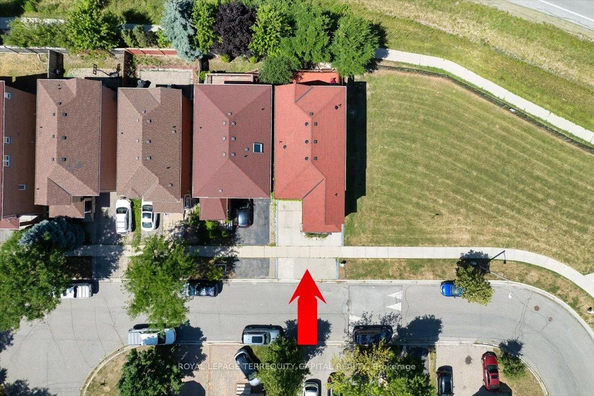 Photo 4 of 200 Yellowood Circle, Vaughan, Maple — HOMEH