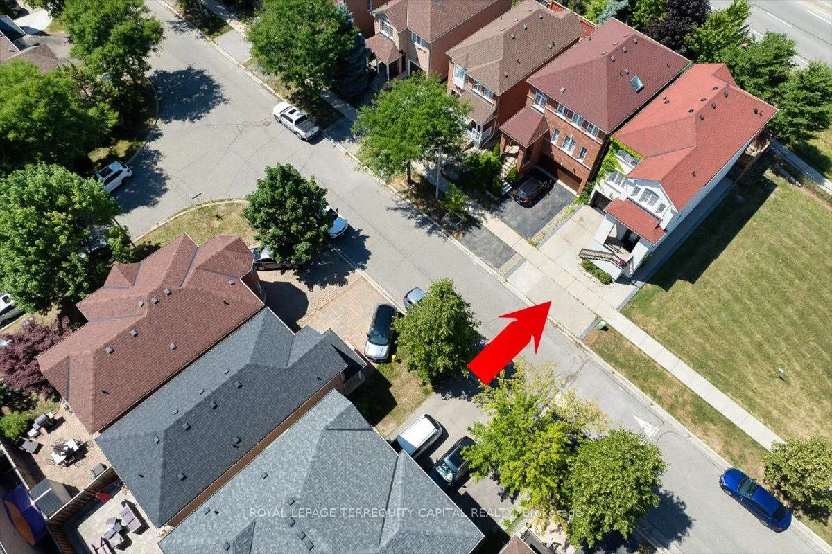 Photo 5 of 200 Yellowood Circle, Vaughan, Maple — HOMEH