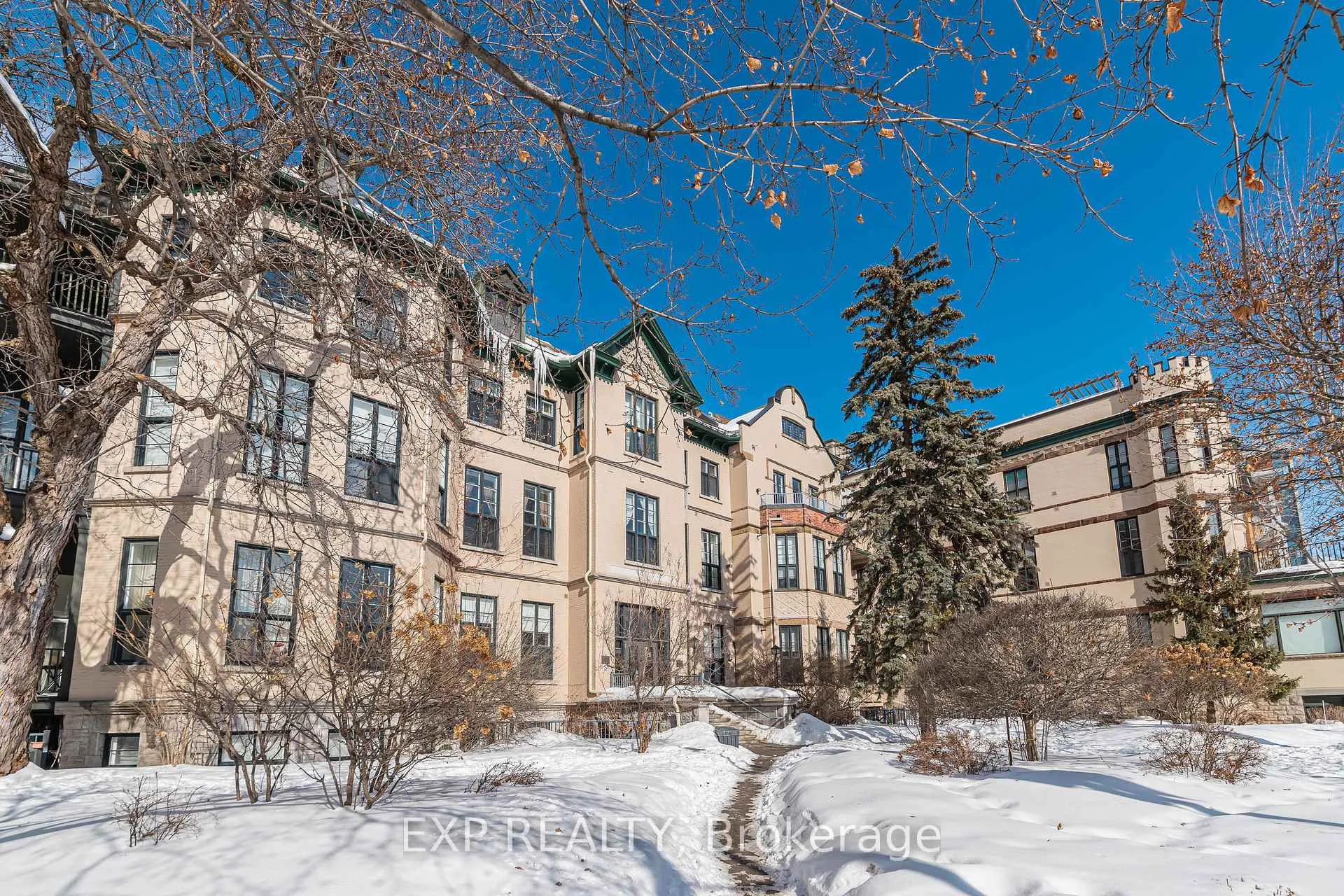 Front of Unit 206, 589 Rideau Street