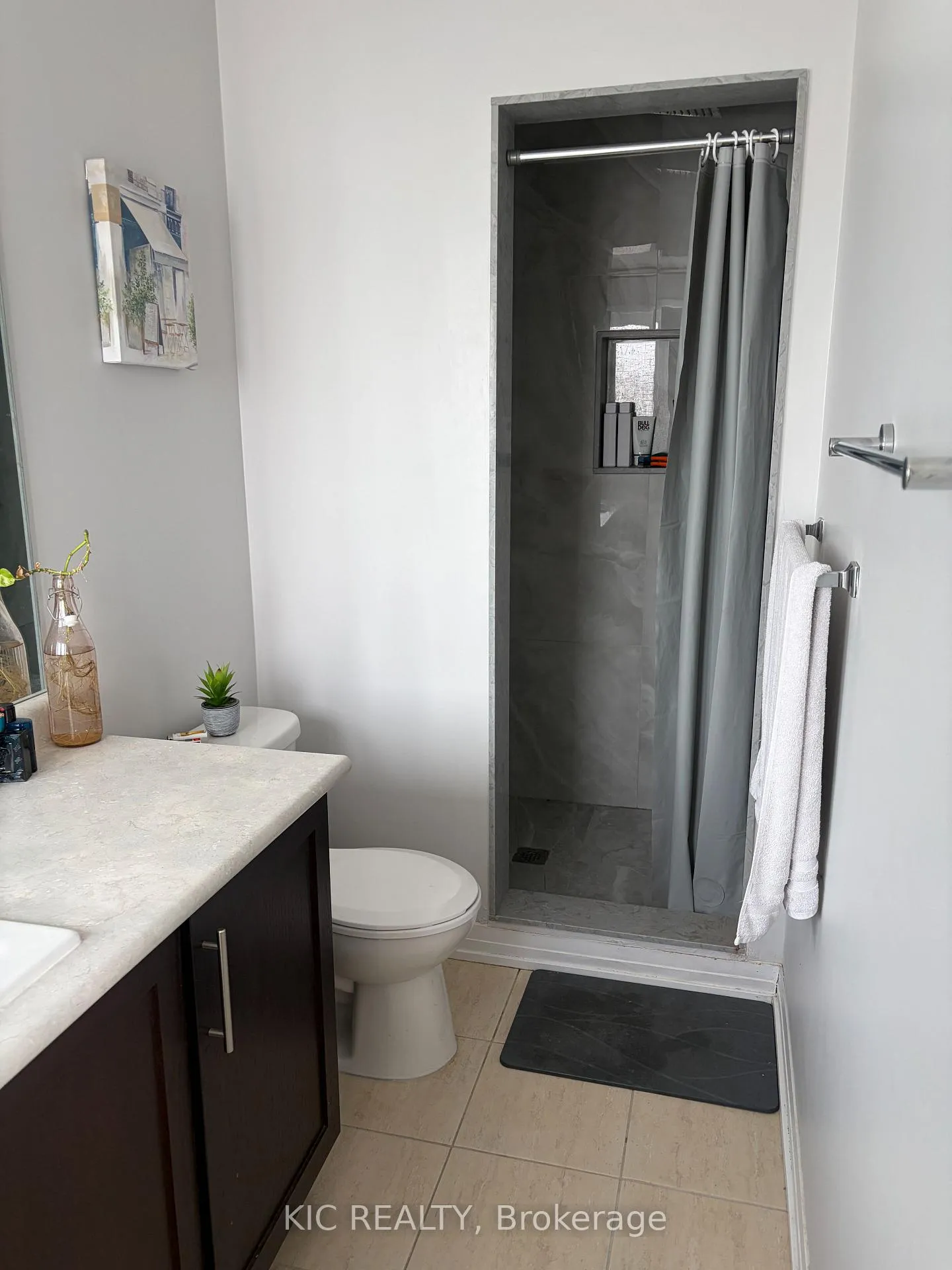Photo 9 of 62 King George Way, Clarington, Bowmanville — HOMEH