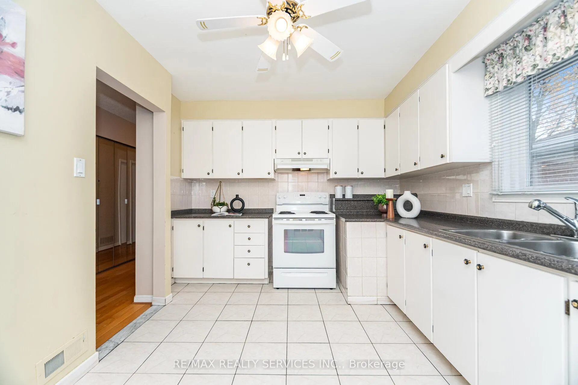 Photo 17 of 41 Kimbark Drive, Brampton, Northwood Park — HOMEH