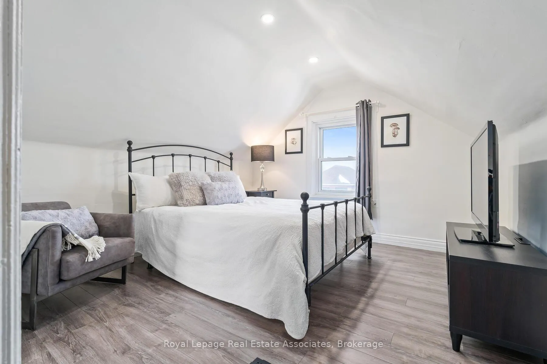 Photo 20 of 88 Graham Avenue N, Hamilton, Crown Point — HOMEH