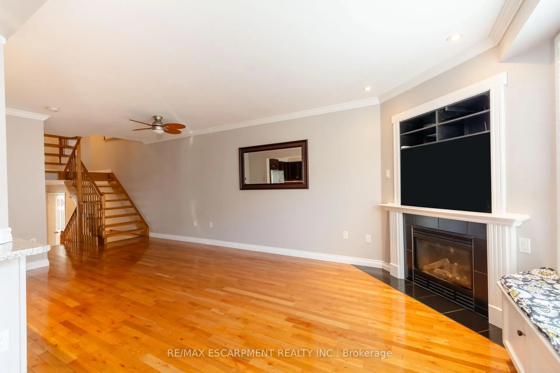 Photo 10 of 489 Green Road, Hamilton, Lakeshore — HOMEH