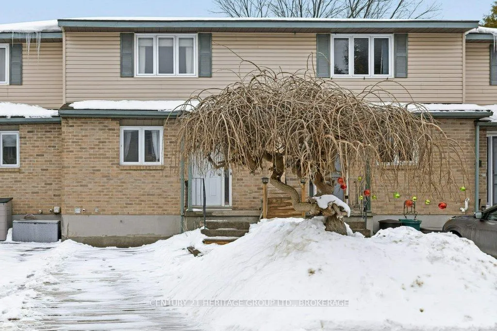 Photo 2 of 28 St Paul's Place, Kingston, West of Sir John A. Blvd — HOMEH