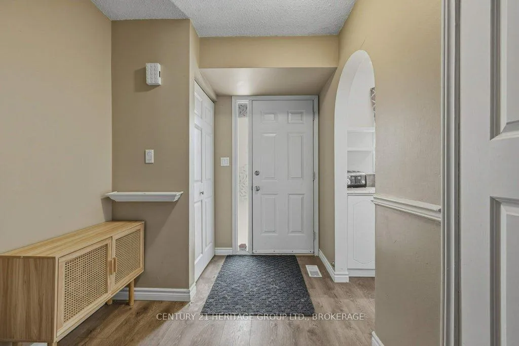 Photo 4 of 28 St Paul's Place, Kingston, West of Sir John A. Blvd — HOMEH