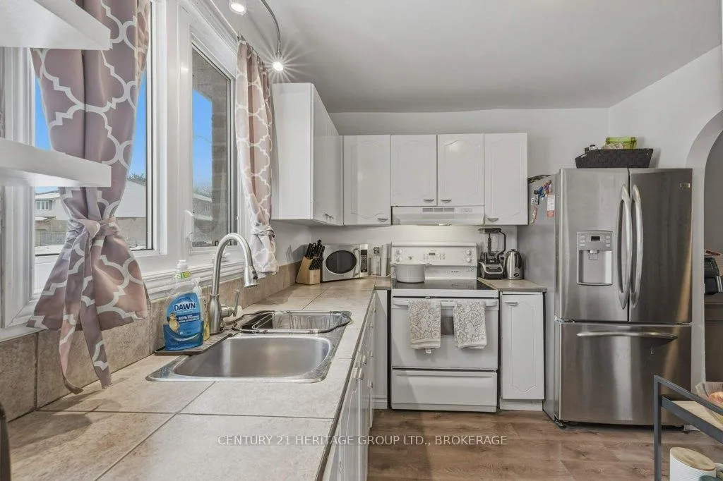 Photo 15 of 28 St Paul's Place, Kingston, West of Sir John A. Blvd — HOMEH