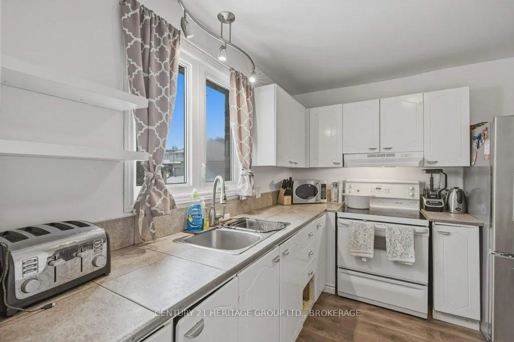 Photo 16 of 28 St Paul's Place, Kingston, West of Sir John A. Blvd — HOMEH