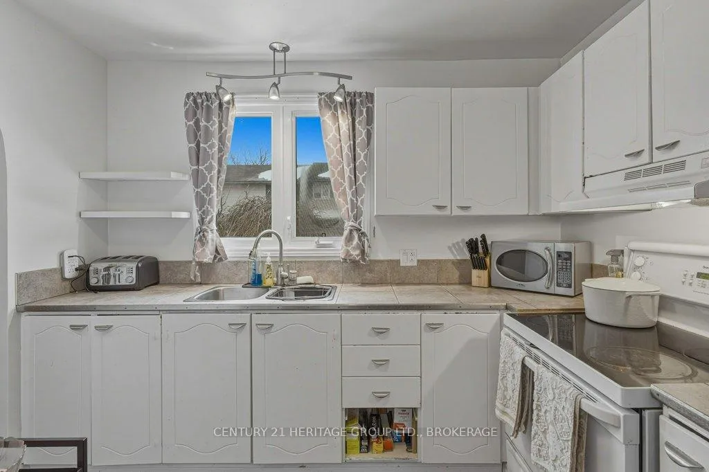 Photo 17 of 28 St Paul's Place, Kingston, West of Sir John A. Blvd — HOMEH
