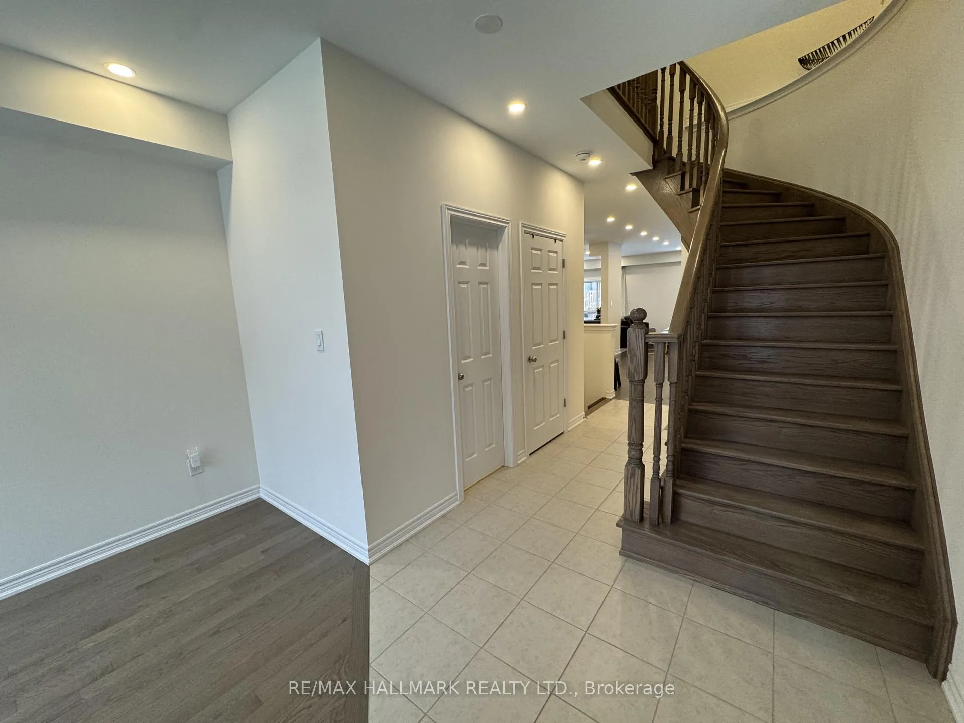 Photo 2 of 3945 Leonardo Street, Burlington, Alton — HOMEH