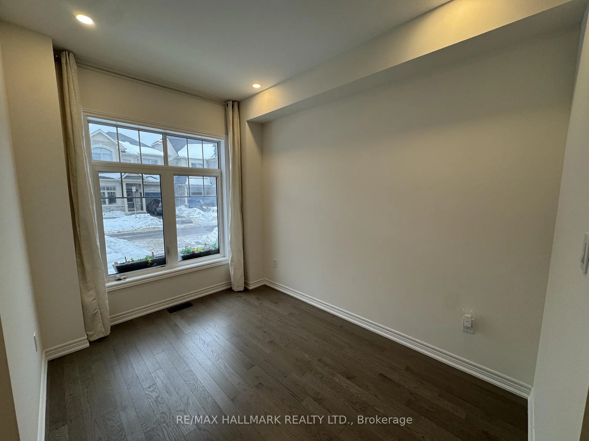 Photo 3 of 3945 Leonardo Street, Burlington, Alton — HOMEH
