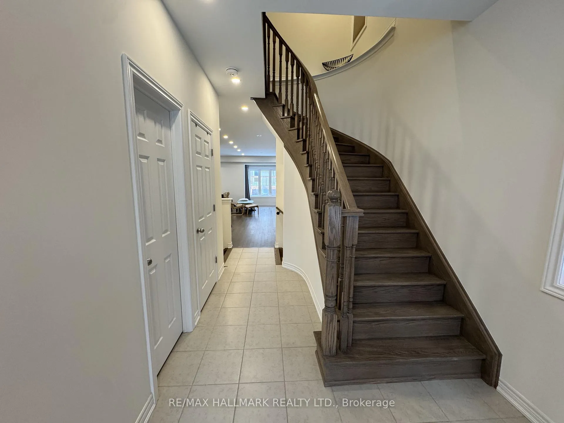 Photo 4 of 3945 Leonardo Street, Burlington, Alton — HOMEH