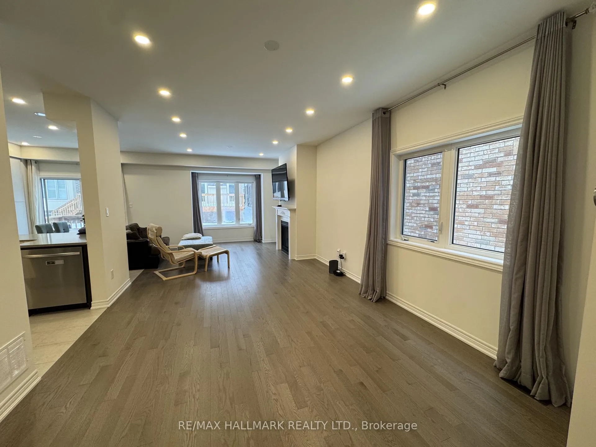 Photo 5 of 3945 Leonardo Street, Burlington, Alton — HOMEH