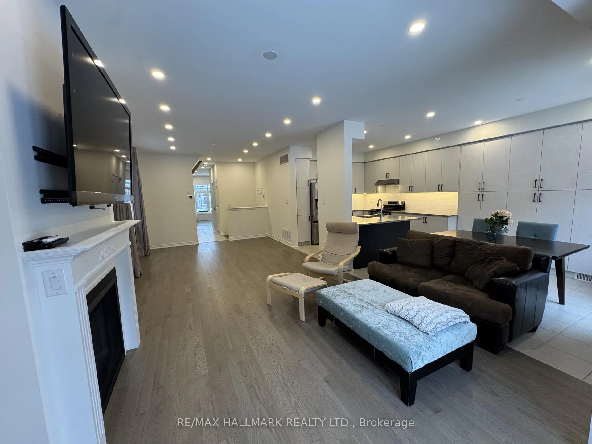 Photo 6 of 3945 Leonardo Street, Burlington, Alton — HOMEH