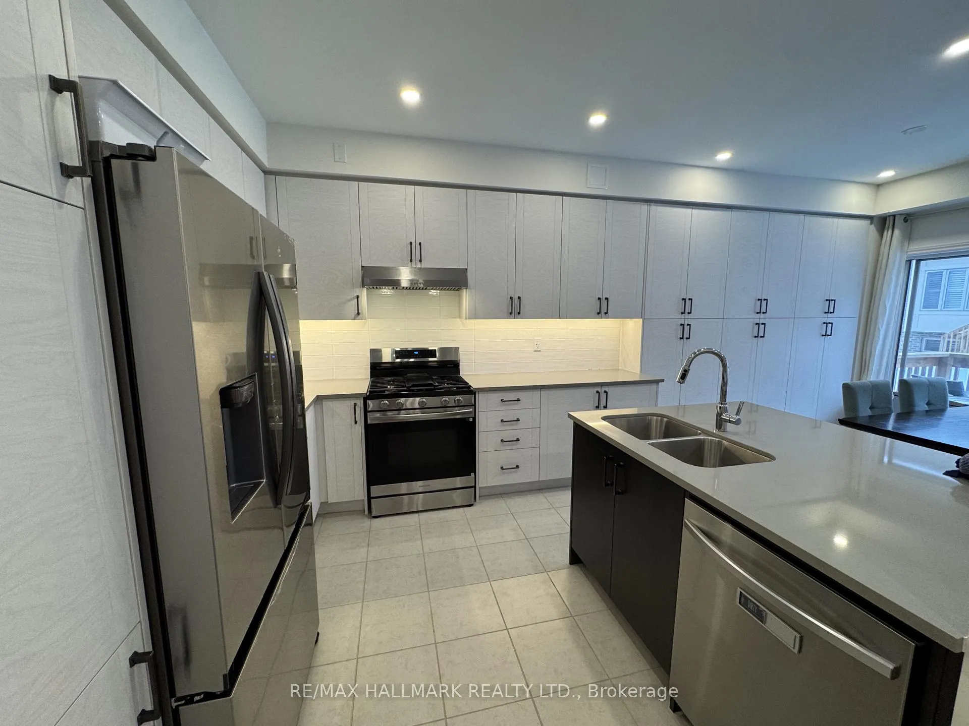 Photo 7 of 3945 Leonardo Street, Burlington, Alton — HOMEH