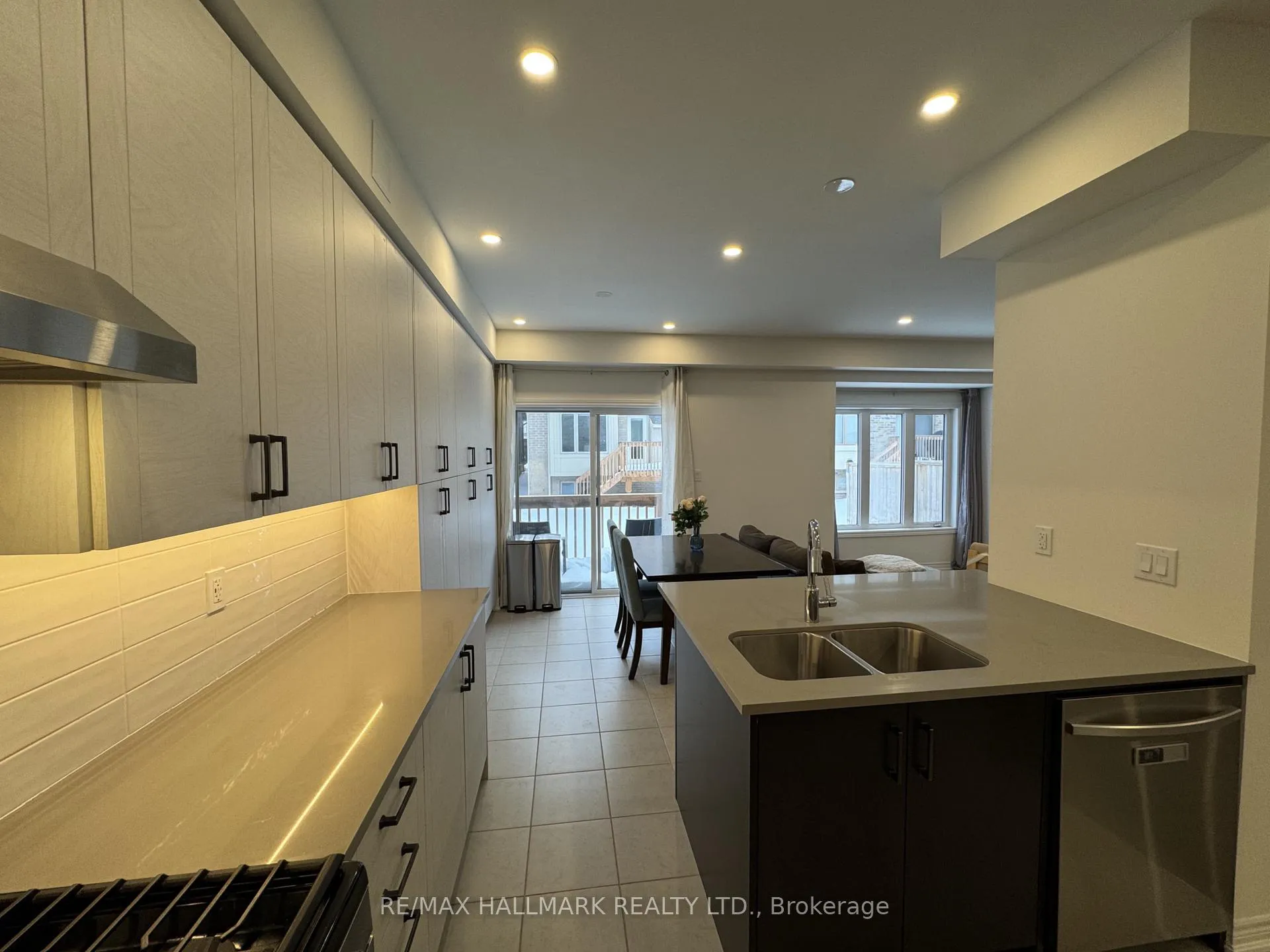 Photo 8 of 3945 Leonardo Street, Burlington, Alton — HOMEH