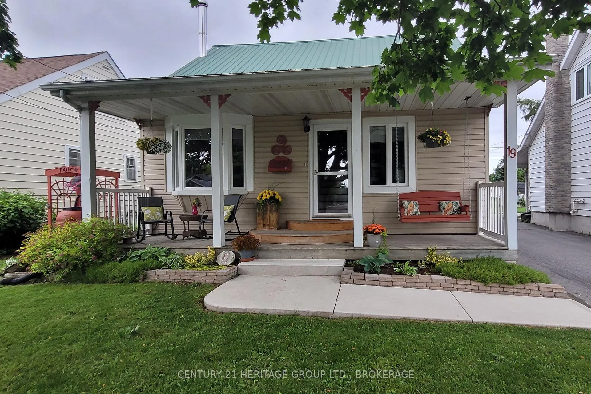Photo 4 of 19 Fifth Avenue, Kingston, East of Sir John A. Blvd — HOMEH