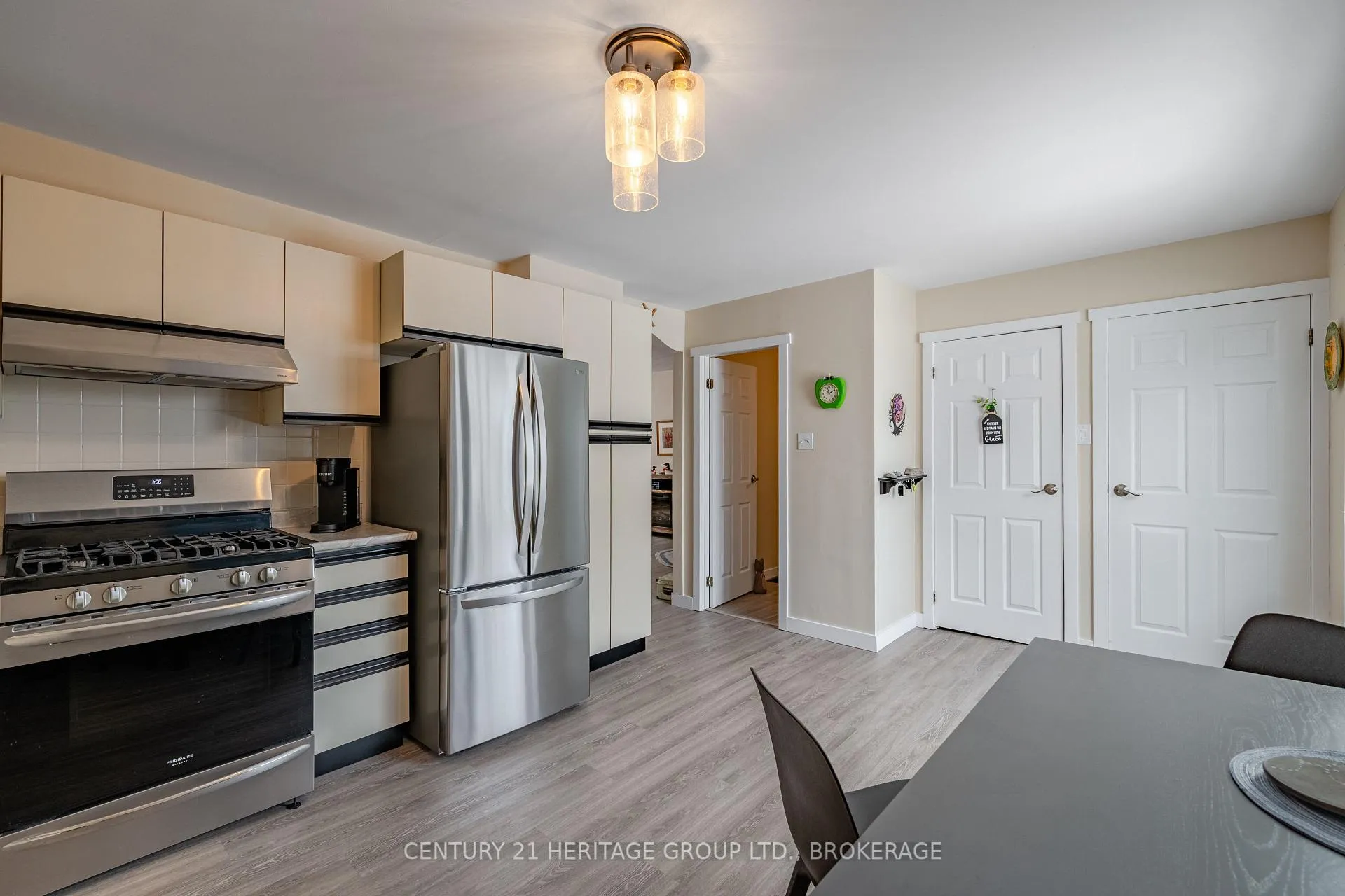Photo 16 of 19 Fifth Avenue, Kingston, East of Sir John A. Blvd — HOMEH