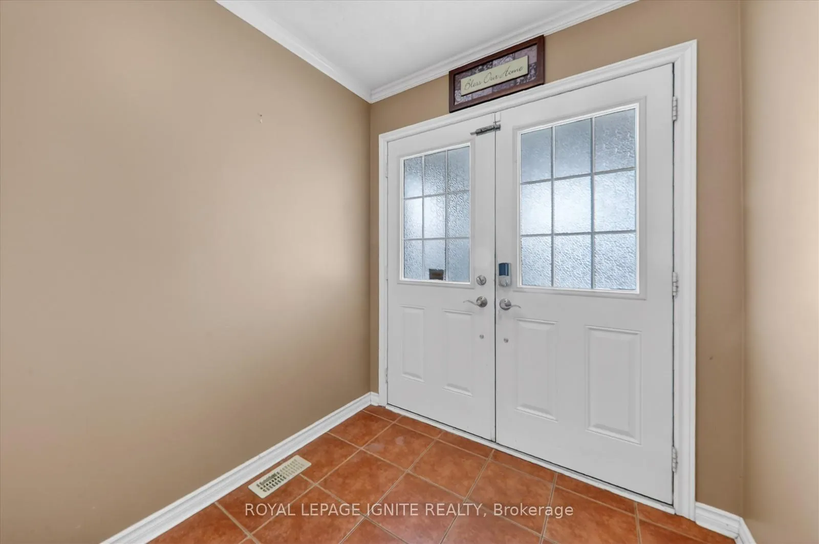 Photo 3 of Unit Main, 22 Sugarberry Drive, Brampton, Credit Valley — HOMEH