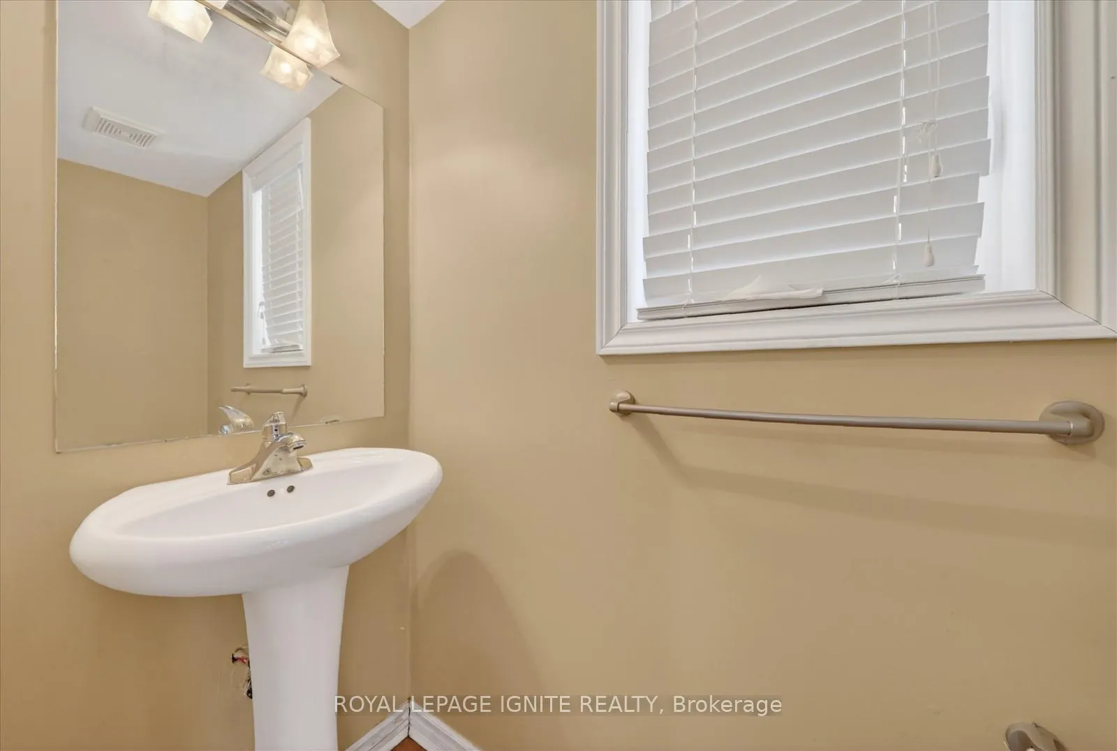 Photo 5 of Unit Main, 22 Sugarberry Drive, Brampton, Credit Valley — HOMEH