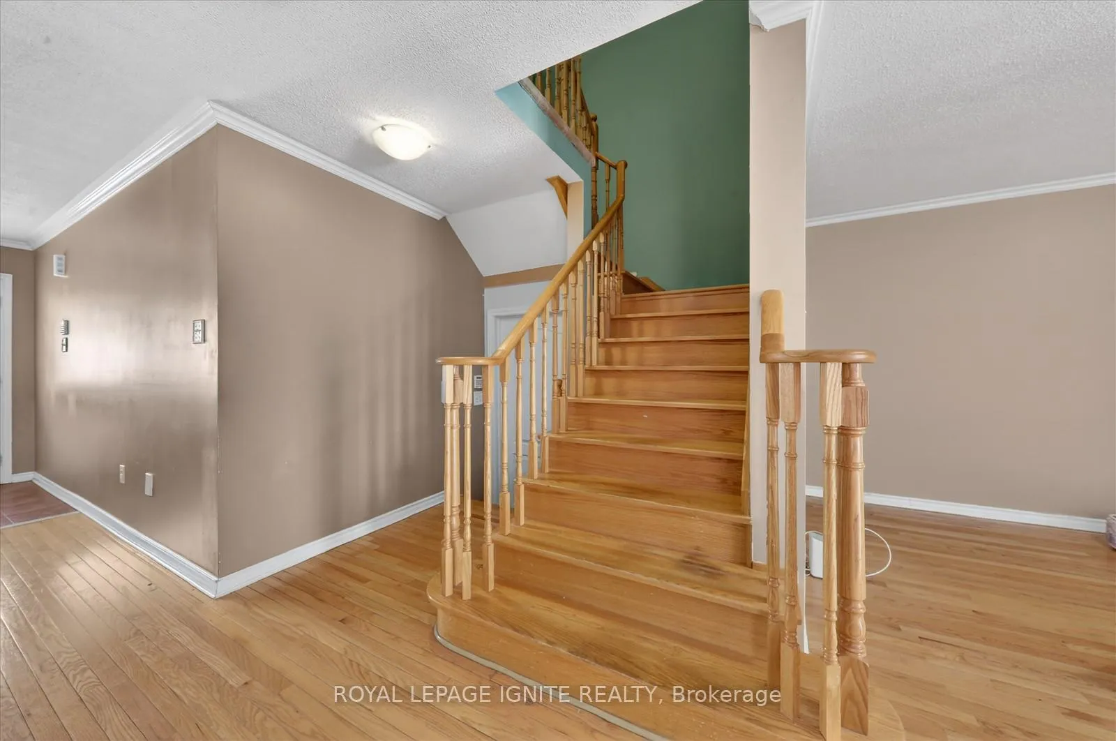 Photo 6 of Unit Main, 22 Sugarberry Drive, Brampton, Credit Valley — HOMEH