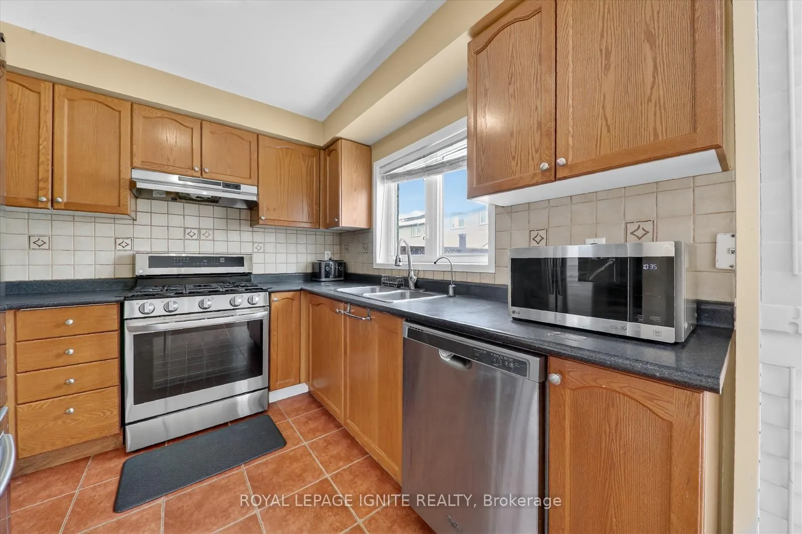 Photo 8 of Unit Main, 22 Sugarberry Drive, Brampton, Credit Valley — HOMEH
