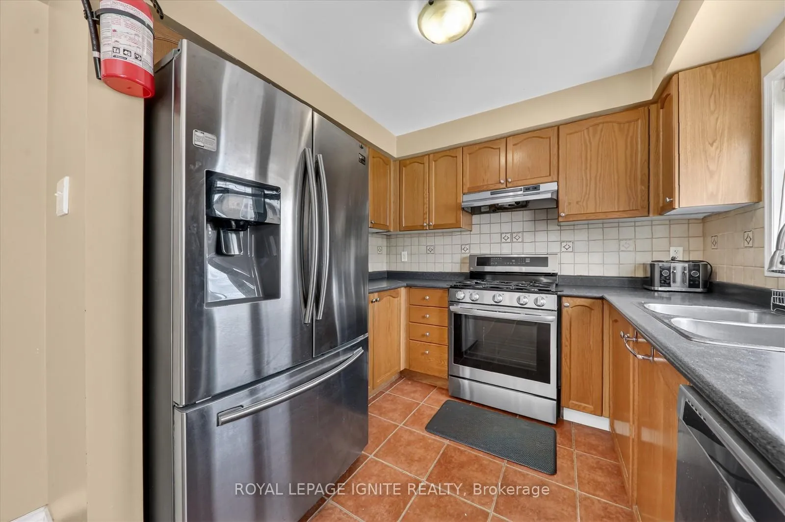 Photo 9 of Unit Main, 22 Sugarberry Drive, Brampton, Credit Valley — HOMEH