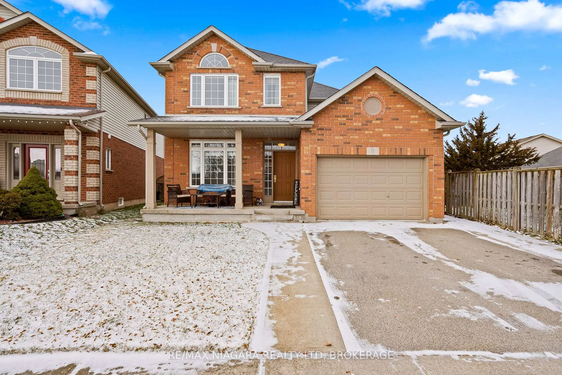 Photo 2 of 7 Honey Locust Circle, Thorold, Confederation Heights — HOMEH