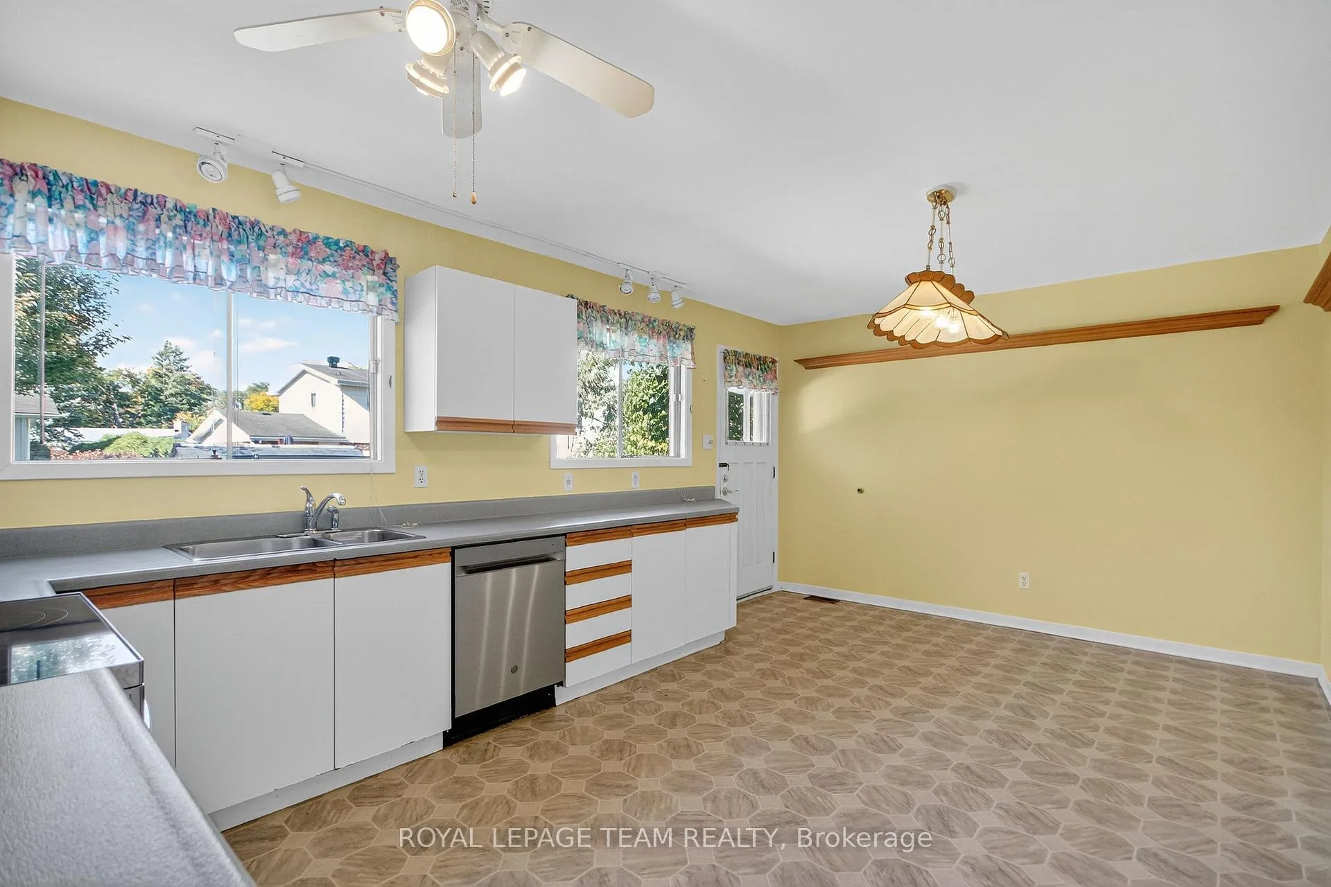 Photo 17 of 1264 Morrison Drive, Ottawa, Redwood Park — HOMEH