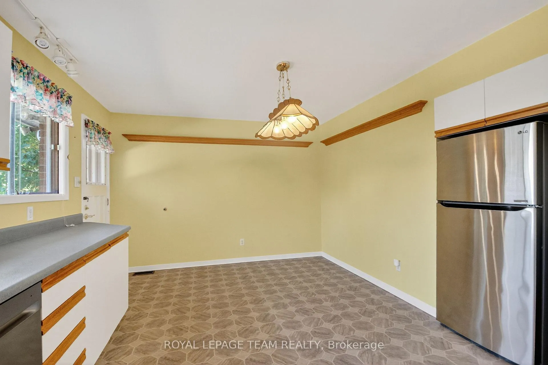 Photo 18 of 1264 Morrison Drive, Ottawa, Redwood Park — HOMEH