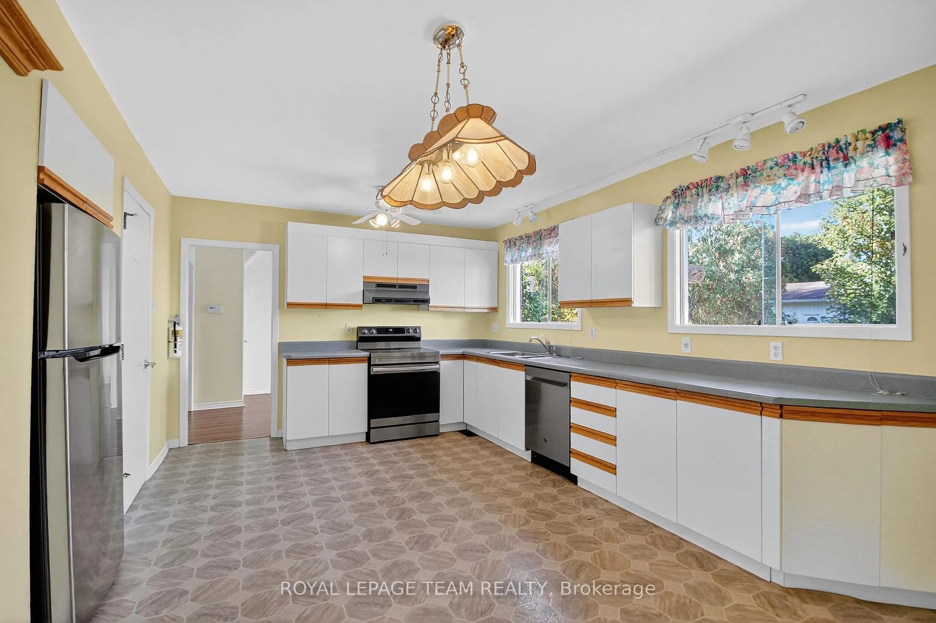Photo 21 of 1264 Morrison Drive, Ottawa, Redwood Park — HOMEH